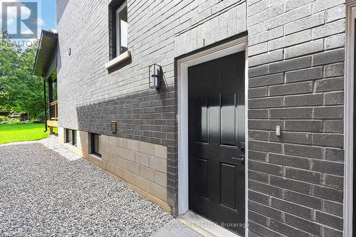 Exterior Entrance To Basement Apartment - 933 7Th Line, Innisfil, ON 