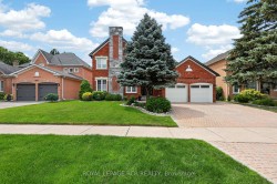 1071 Lockwood Circle  Newmarket, ON L3X 1M2