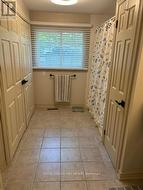upper 4pc bath and laundry - 