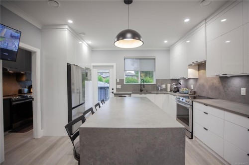 741 Snowdrop Ave, Saanich, BC 