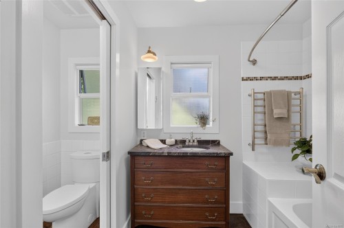 1685 Beaufort Ave, Comox, BC 