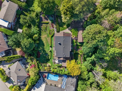 1685 Beaufort Ave, Comox, BC 