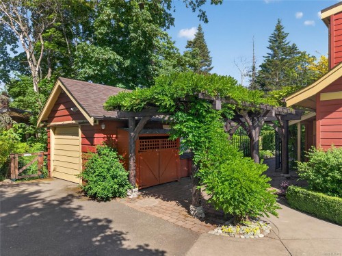 1685 Beaufort Ave, Comox, BC 