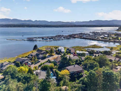 1685 Beaufort Ave, Comox, BC 