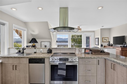 1685 Beaufort Ave, Comox, BC 