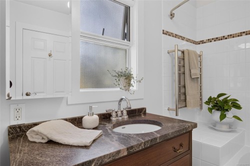 1685 Beaufort Ave, Comox, BC 