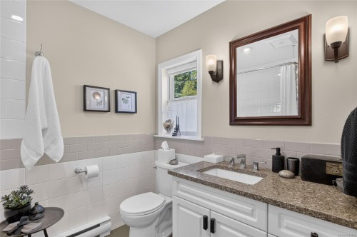 1685 Beaufort Ave, Comox, BC 