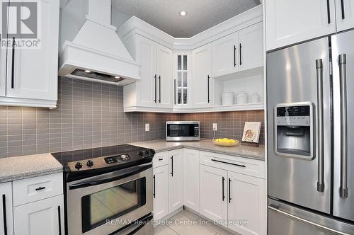 3 Lockwood Street, Cambridge, ON - Indoor Photo Showing Kitchen With Upgraded Kitchen