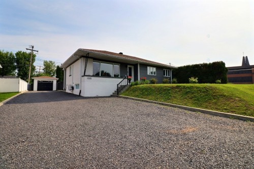 2748 Rue Lafrance  Saguenay (Jonquière), QC G7S 1C8