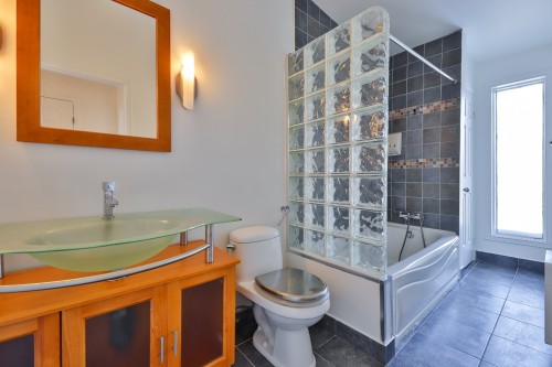 Salle de bains - 2100 Boul. René-Laennec, Laval (Vimont), QC 