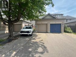 8 BAFFIN COURT Richmond Hill, ON L4B 4J7