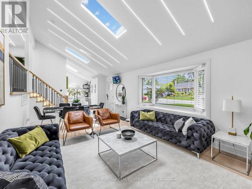 13 Swanhurst Boulevard, Mississauga, ON - Indoor Photo Showing Living Room