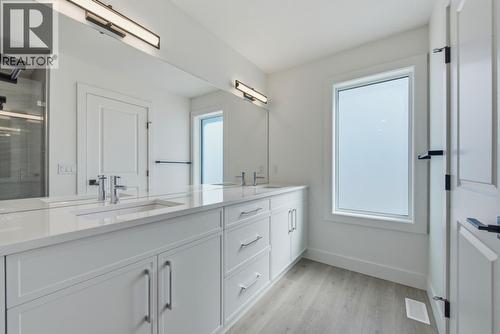 377 Arrowleaf Rise, Coldstream, BC - Indoor Photo Showing Bathroom