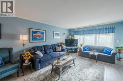 Living room with partial lakeview - 