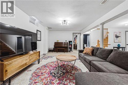 32 Kopperfield Lane, Mount Hope, ON - Indoor Photo Showing Living Room