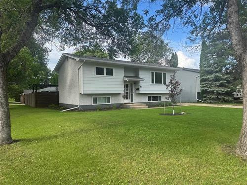 61 PARKDALE Drive  Brandon, MB R7B 3B8