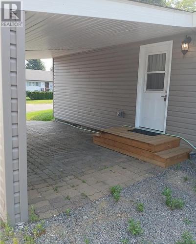 9 Central Ave, Elliot Lake, ON 