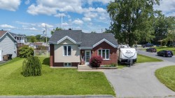 2 Rue des Jacinthes  Salaberry-De-Valleyfield, QC J6S 6V2
