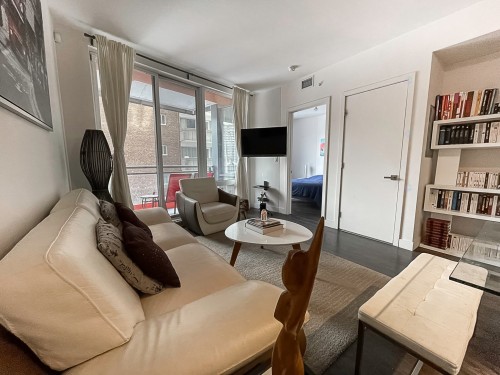 Salon - 412-3300 Av. Troie, Montréal (Côte-Des-Neiges/Notre-Dame-De-Grâce), QC 