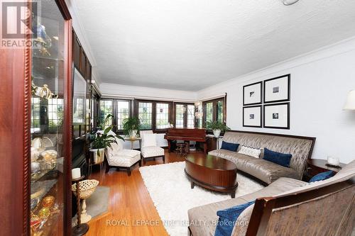 Living room with hardwood flooring. - 52 Yates Street, St. Catharines (Downtown), ON 