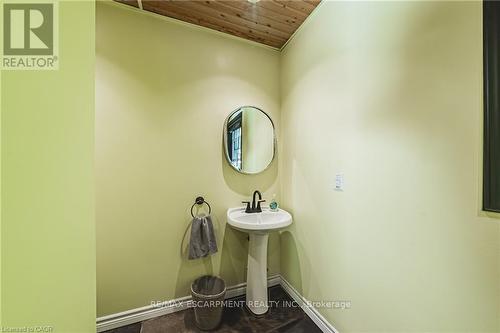 2178 Berwick Drive, Burlington, ON - Indoor Photo Showing Bathroom