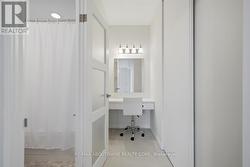Double Closets, vanity table & 4pc primary ensuite - 