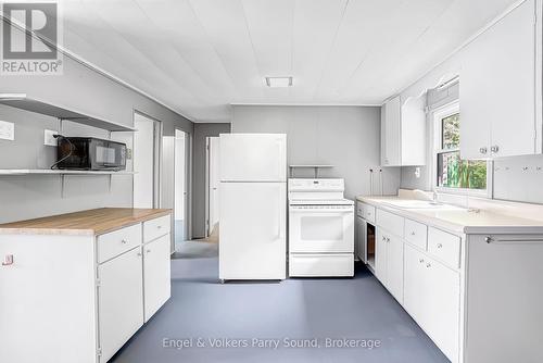Kitchen - 287 Pine Road, Magnetawan, ON 