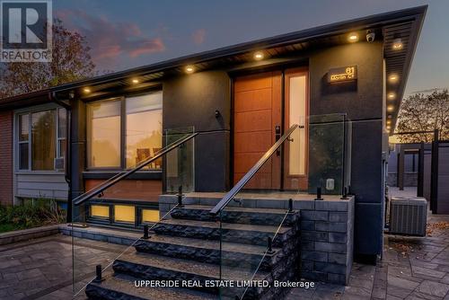 61 MARLIN COURT  Newmarket, ON L3Y 2W7