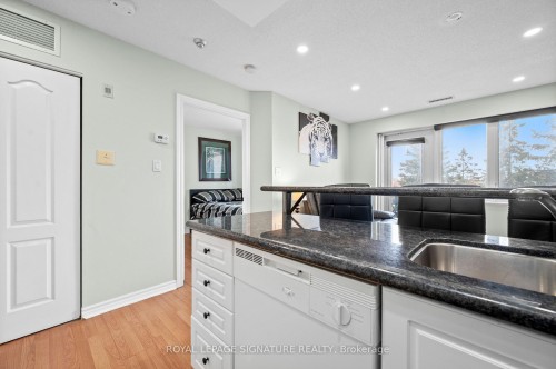 205-3 Dayspring Circle, Brampton, ON - Indoor Photo Showing Kitchen