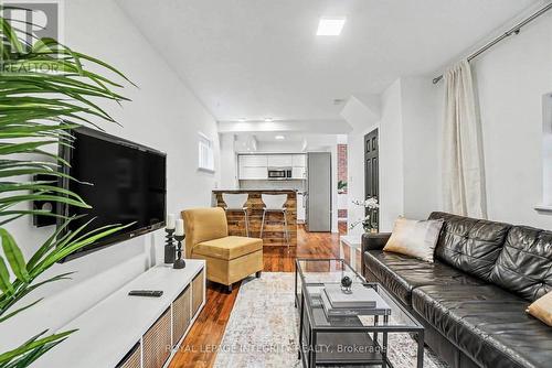 9 Holmwood Avenue, Ottawa, ON - Indoor Photo Showing Living Room