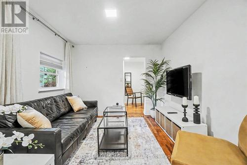 9 Holmwood Avenue, Ottawa, ON - Indoor Photo Showing Living Room