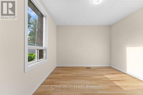 164 Maple Avenue, Pembroke, ON 
