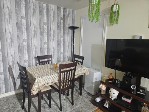Salon - 646 Rue Esther-Blondin, Saint-Jérôme, QC 