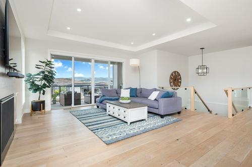 631 Mt Ida Crescent, Coldstream, BC - Indoor Photo Showing Living Room