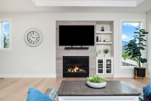 631 Mt Ida Crescent, Coldstream, BC - Indoor Photo Showing Living Room With Fireplace