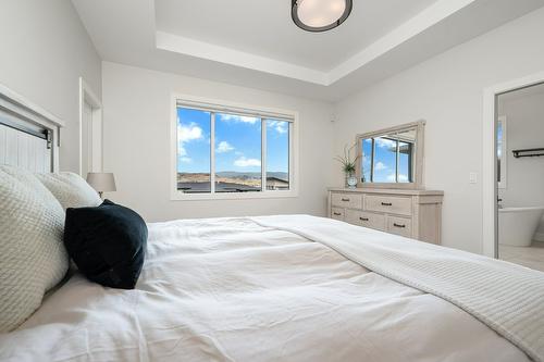 631 Mt Ida Crescent, Coldstream, BC - Indoor Photo Showing Bedroom