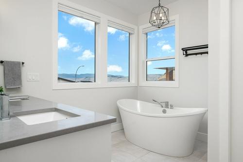 631 Mt Ida Crescent, Coldstream, BC - Indoor Photo Showing Bathroom
