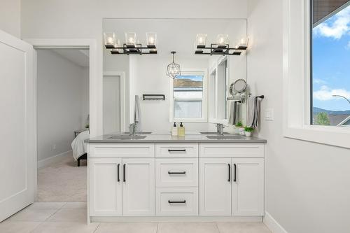631 Mt Ida Crescent, Coldstream, BC - Indoor Photo Showing Bathroom