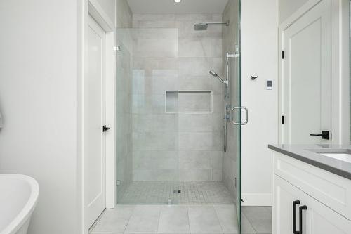 631 Mt Ida Crescent, Coldstream, BC - Indoor Photo Showing Bathroom