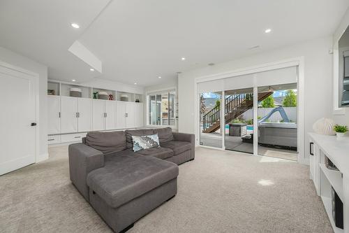 631 Mt Ida Crescent, Coldstream, BC - Indoor Photo Showing Living Room
