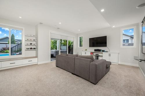 631 Mt Ida Crescent, Coldstream, BC - Indoor Photo Showing Living Room