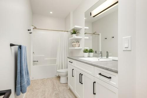 631 Mt Ida Crescent, Coldstream, BC - Indoor Photo Showing Bathroom
