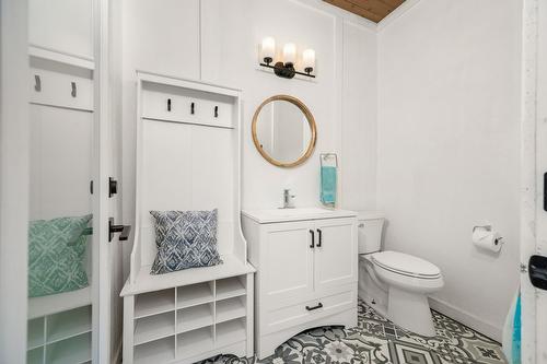 631 Mt Ida Crescent, Coldstream, BC - Indoor Photo Showing Bathroom