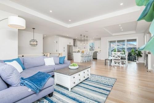 631 Mt Ida Crescent, Coldstream, BC - Indoor Photo Showing Living Room