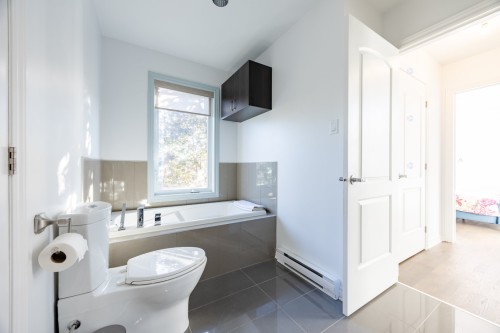 Salle de bains - 6-221 Boul. Bouchard, Dorval, QC 