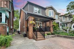 8 PAGE AVENUE Toronto, ON M6S 2P5