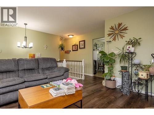 1469 Kloppenburg Road, Kelowna, BC - Indoor Photo Showing Living Room