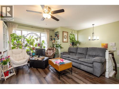 1469 Kloppenburg Road, Kelowna, BC - Indoor Photo Showing Living Room