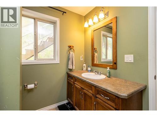 1469 Kloppenburg Road, Kelowna, BC - Indoor Photo Showing Bathroom