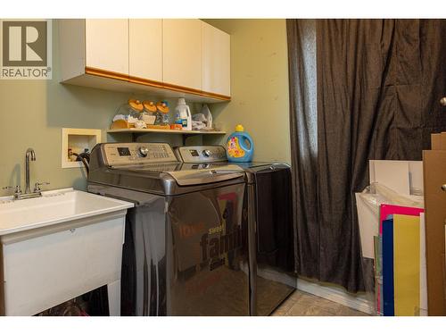 1469 Kloppenburg Road, Kelowna, BC - Indoor Photo Showing Laundry Room